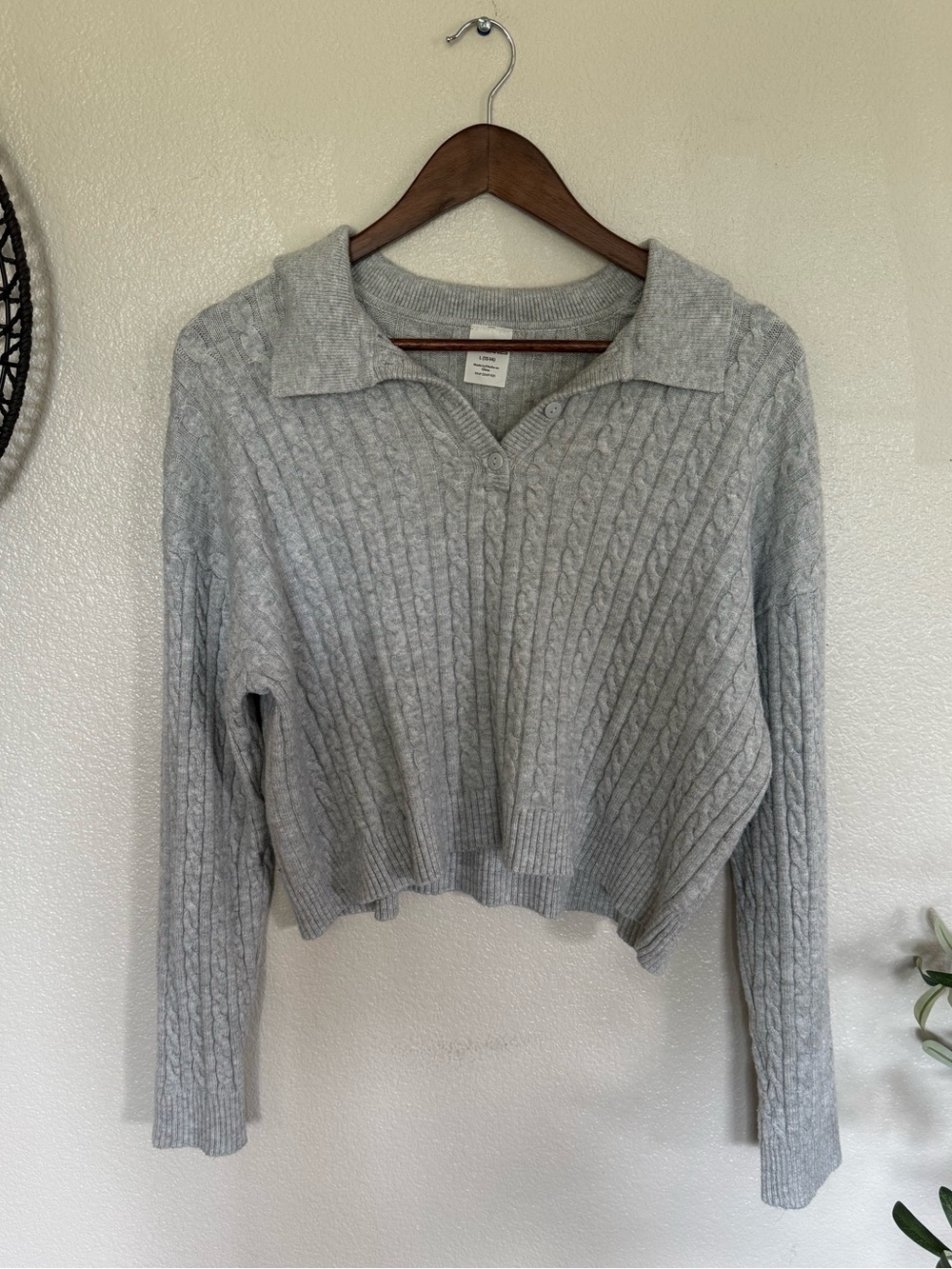 No Boundaries Light Gray Cable-Knit V-Neck Sweater